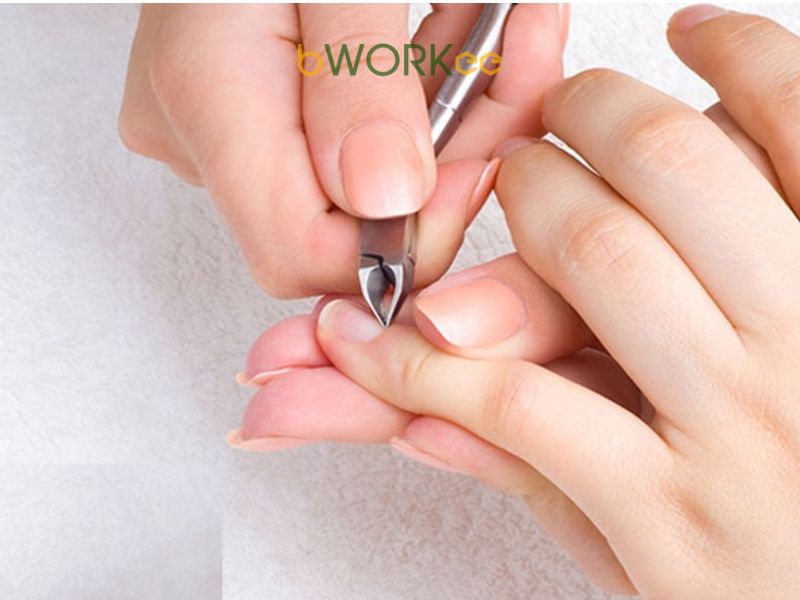 Bước 2: Cắt móng, cắt da thừa