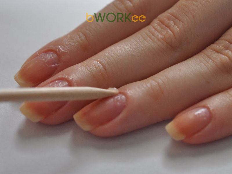 Bước 3: Làm sạch lớp biểu bì và dưỡng móng