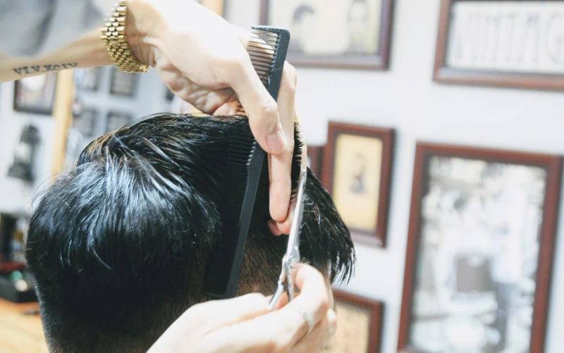 Hình ảnh cắt tóc tại nhà