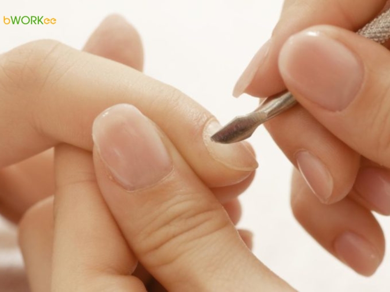 Bước 3: Làm sạch lớp biểu bì và dưỡng móng