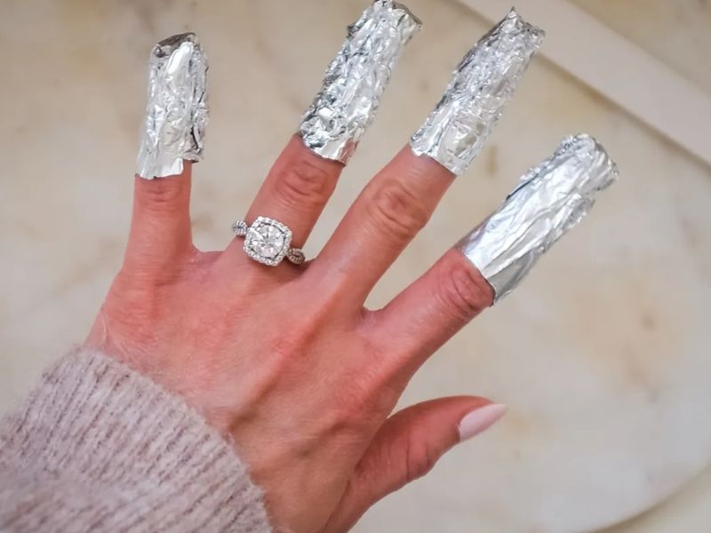 Bọc Giấy Bạc Quanh Đầu Móng Tay