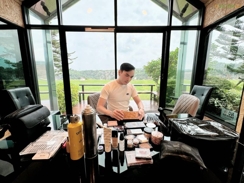 Giới thiệu đ&ocirc;i n&eacute;t về H&ugrave;ng Việt Makeup