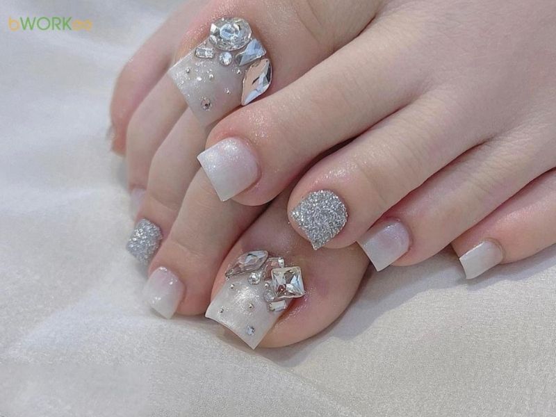 Móng chân đính đá sang trọng