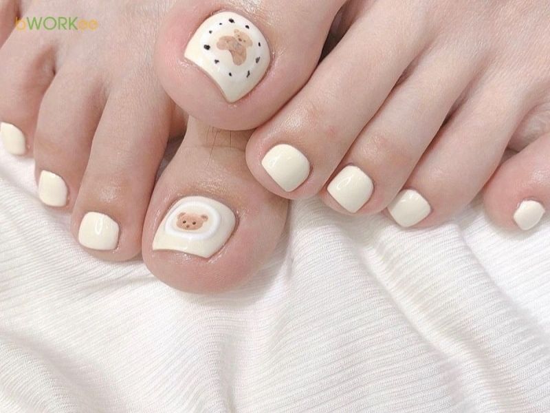 Móng chân màu sữa nhẹ nhàng