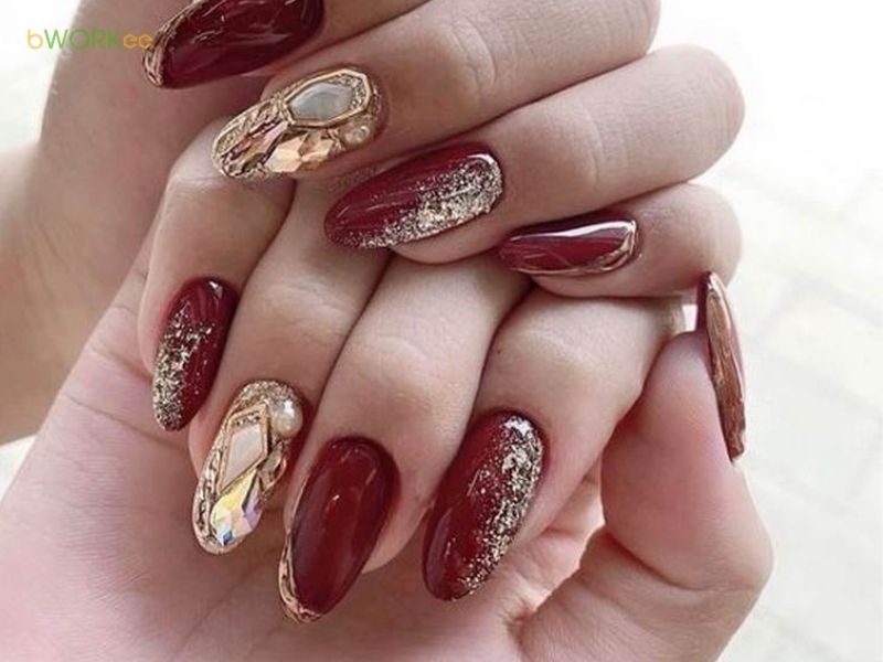 Mẫu nail màu đỏ đính đá – Quyến rũ và nổi bật