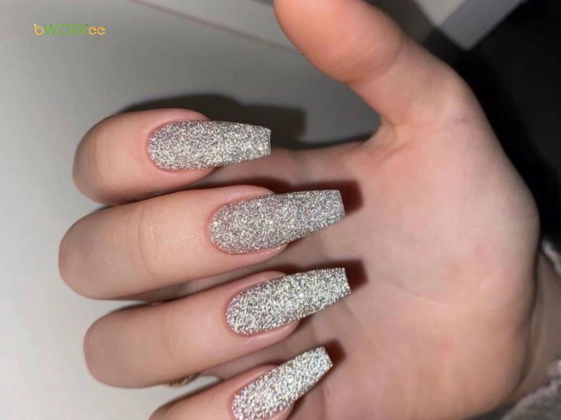 Sơn móng tay nhũ màu bạc