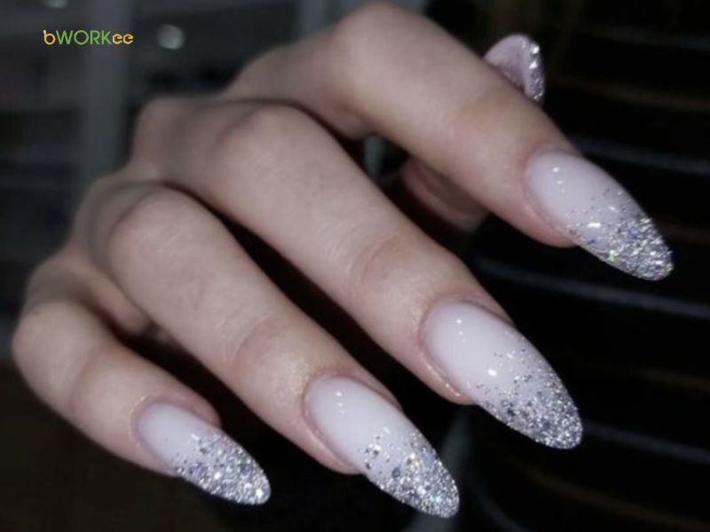 Sơn móng tay nhũ màu trắng