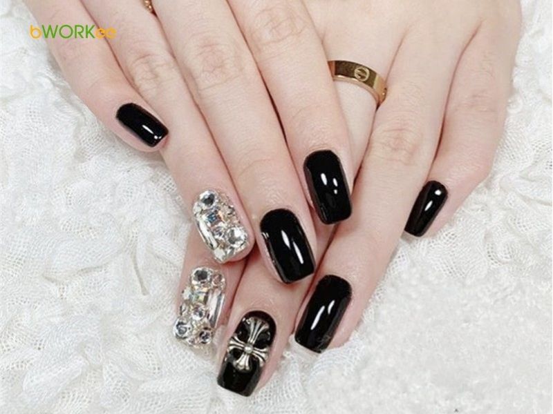 Mẫu nail đính đá màu trắng và mẫu nail màu đen đính đá