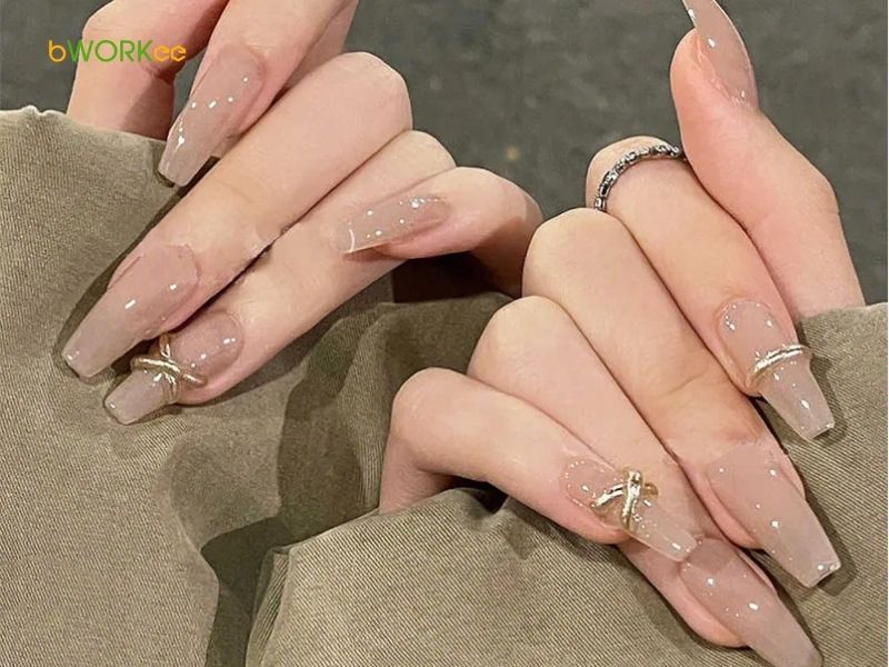 Mẫu nail đính đá màu trắng thanh lịch và màu nude
