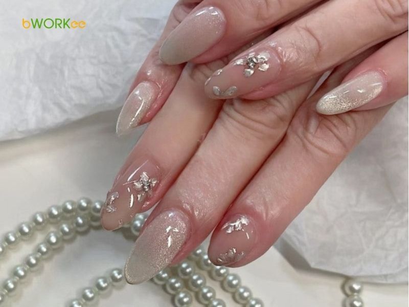 Mẫu nail đính đá tay đẹp cho người trung niên