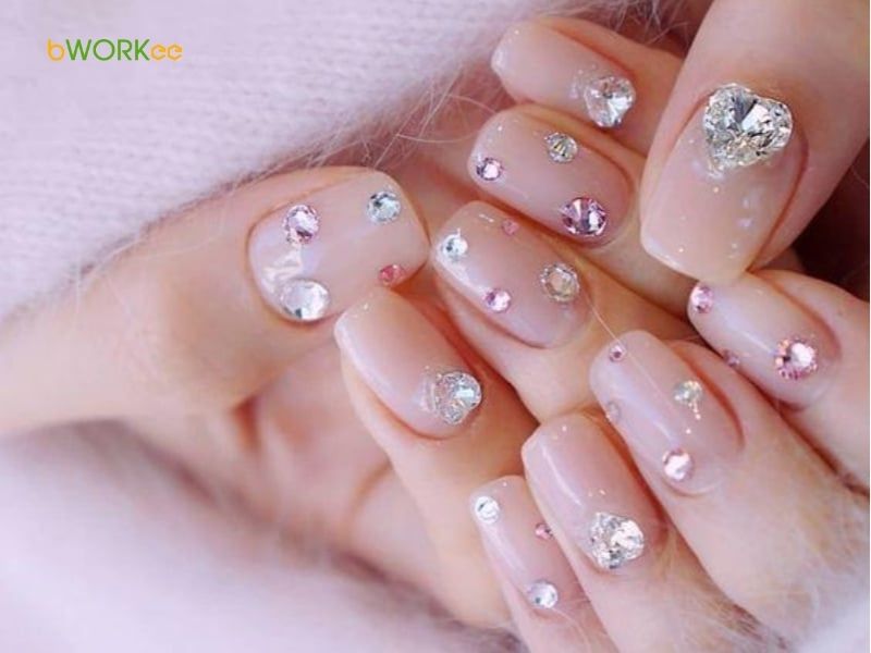 Mẫu nail đính đá móng ngắn và mẫu nail đính đá nhỏ