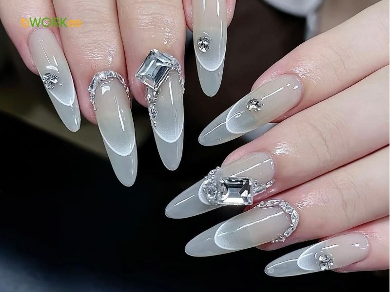 Nail màu trắng đính đá sang chảnh (mẫu nail cưới màu trắng)