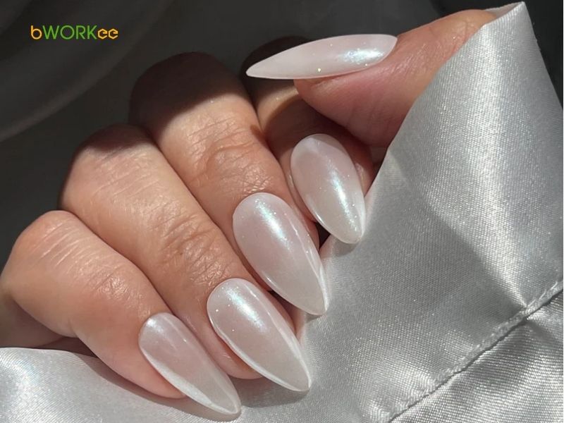 Mẫu nail màu trắng kim tuyến/nhũ và màu trắng bạc