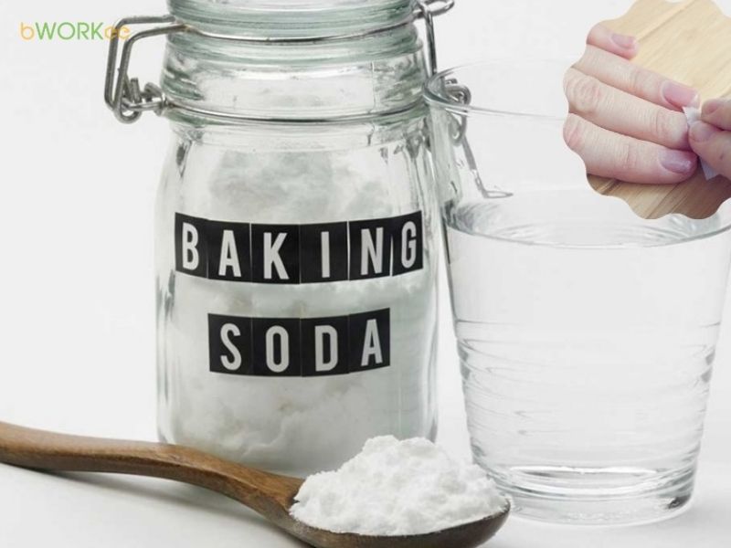  D&ugrave;ng baking soda l&agrave;m trắng v&agrave; loại bỏ mảng b&aacute;m m&oacute;ng