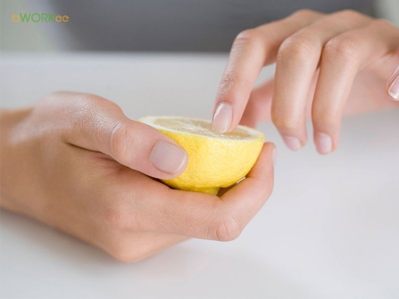 D&ugrave;ng chanh gi&uacute;p khử ố v&agrave; l&agrave;m s&aacute;ng m&oacute;ng tự nhi&ecirc;n