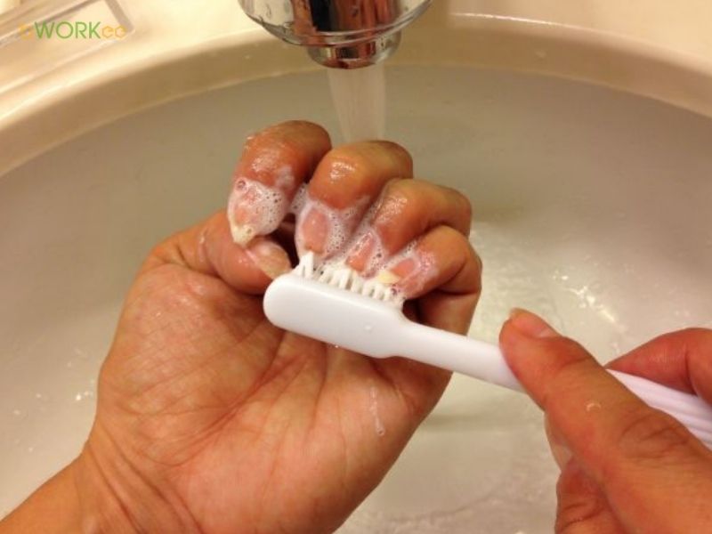  D&ugrave;ng kem đ&aacute;nh răng để loại bỏ vết ố v&agrave;ng tr&ecirc;n m&oacute;ng