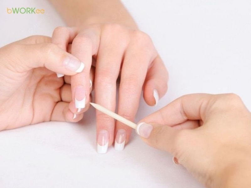 L&agrave;m sạch bụi bẩn, vi khuẩn dưới m&oacute;ng bằng dụng cụ vệ sinh