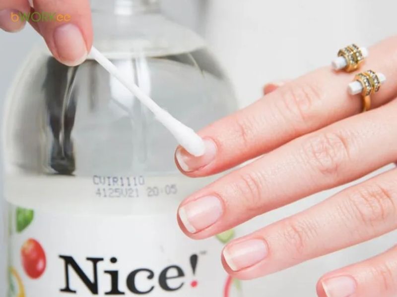 L&agrave;m sạch m&oacute;ng tay hiệu quả bằng giấm trắng