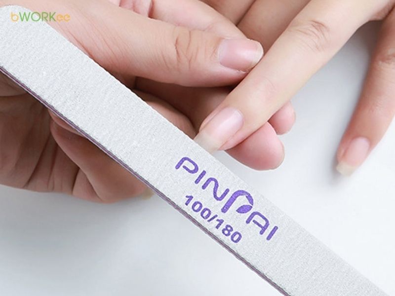 Làm sạch móng thật trước khi gắn