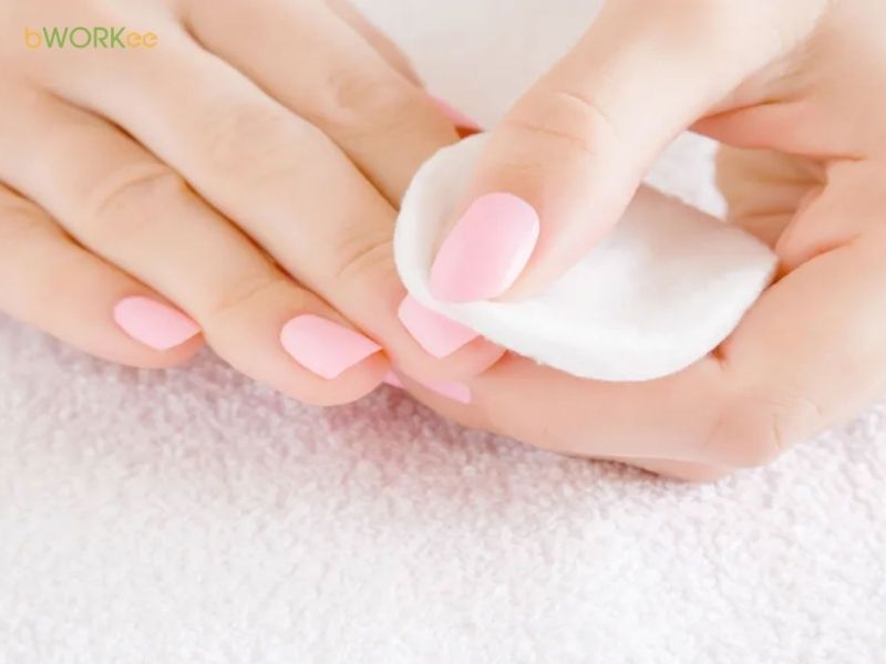 Loại bỏ lớp sơn cũ để m&oacute;ng khỏe hơn