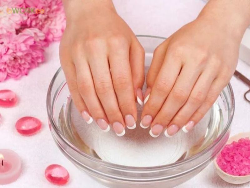  Ng&acirc;m m&oacute;ng tay trong nước ấm để loại bỏ tế b&agrave;o chết