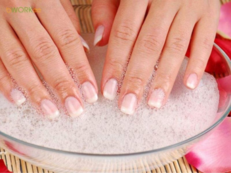 Rửa tay đ&uacute;ng c&aacute;ch để giữ m&oacute;ng lu&ocirc;n sạch v&agrave; s&aacute;ng