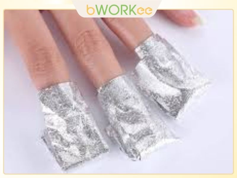 Bọc Giấy Bạc Quanh Đầu M&oacute;ng Tay