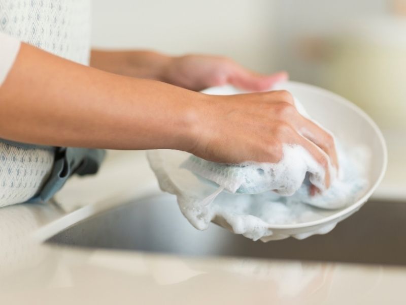 Thường xuy&ecirc;n tiếp x&uacute;c nước, h&oacute;a chất