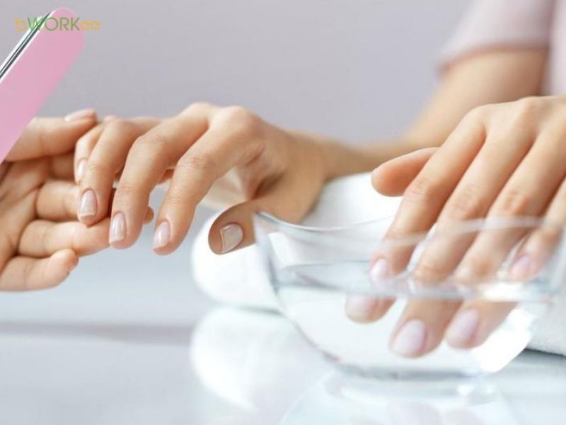  Tr&aacute;nh để m&oacute;ng tiếp x&uacute;c nước ngay sau khi sơn